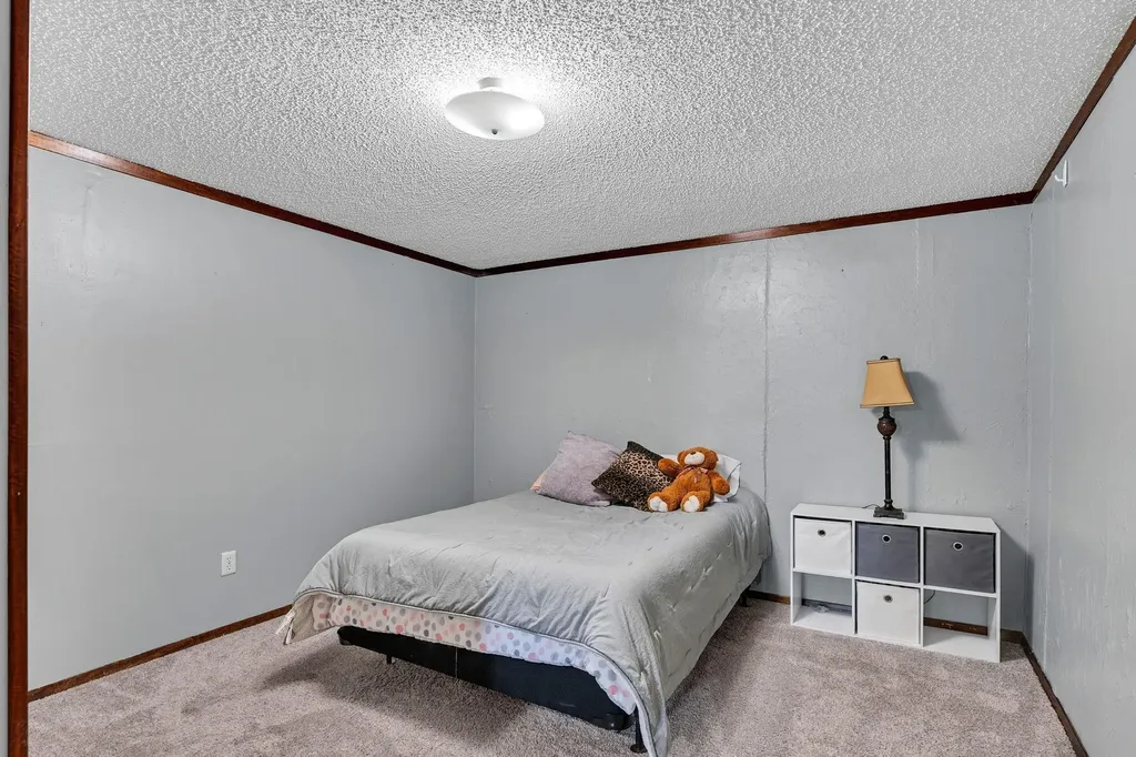 1839 E Evanston Park City KS 67219