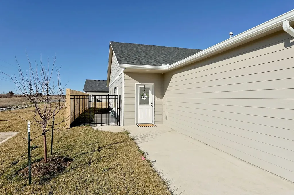 3821-3823 S Bluelake Court Wichita KS 67215