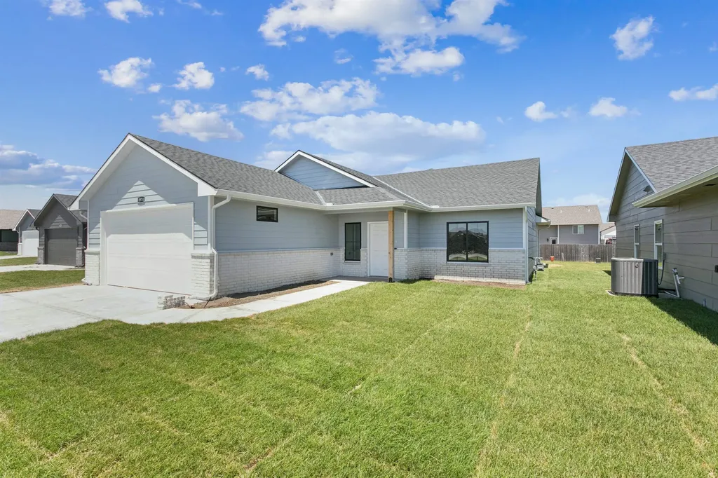 8974 E Forbes Circle Bel Aire KS 67226