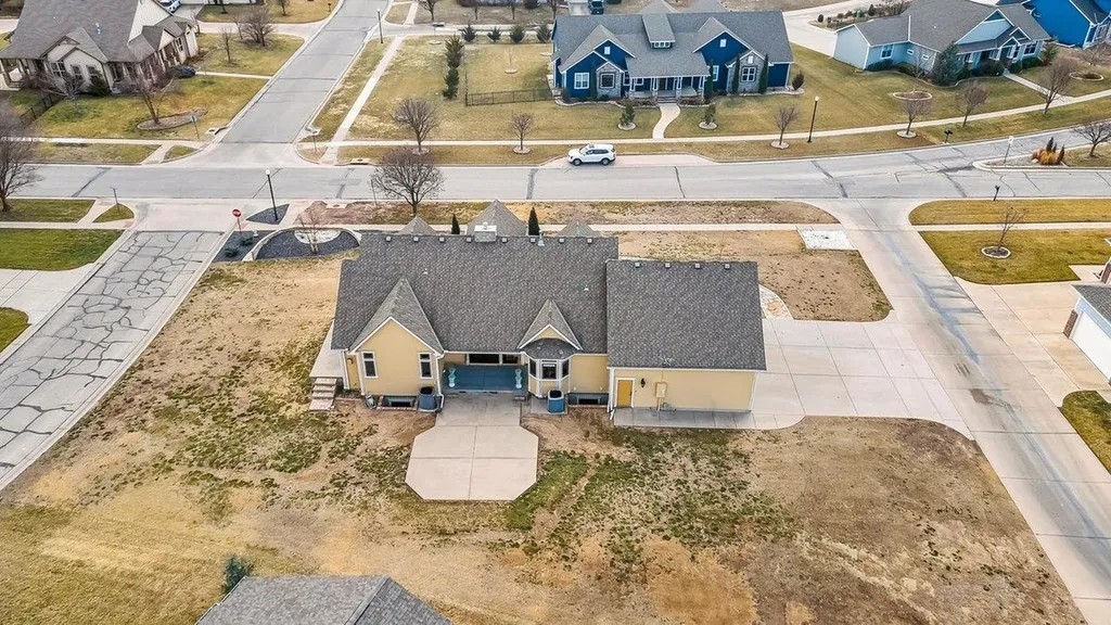 6906 E Summerside Court Bel Aire KS 67226