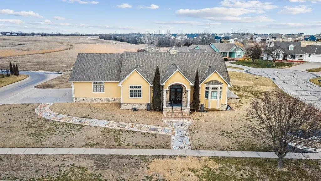 6906 E Summerside Court Bel Aire KS 67226