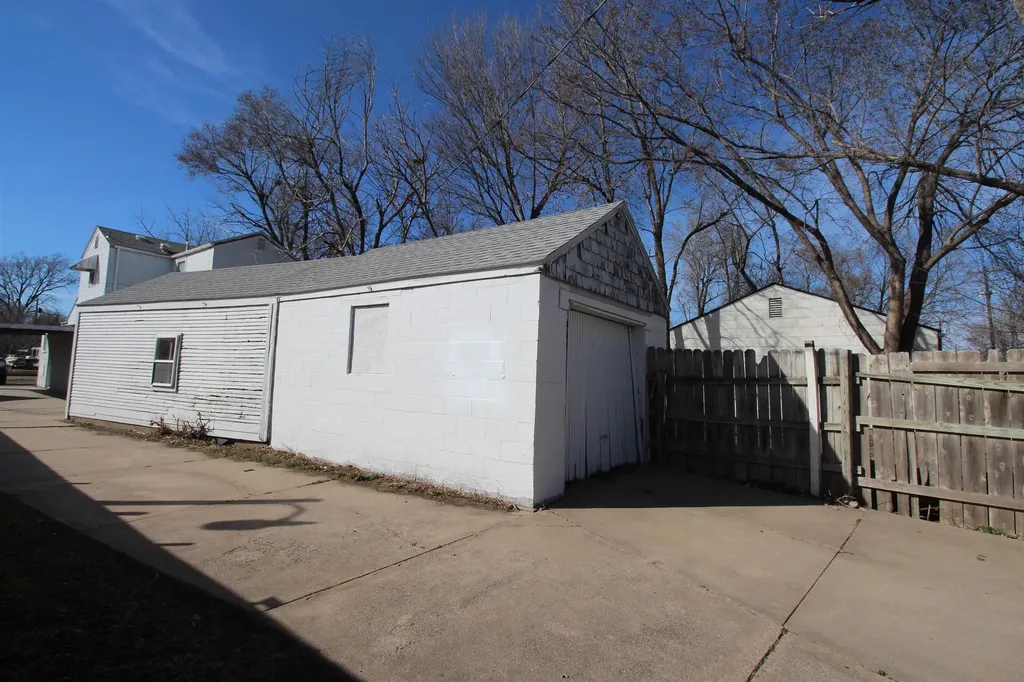 1652 S Washington Avenue Wichita KS 67211-4338