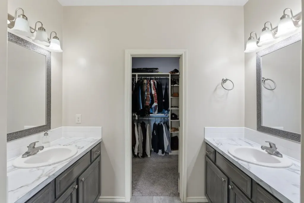 1233 E Bearhill Circle Park City KS 67147