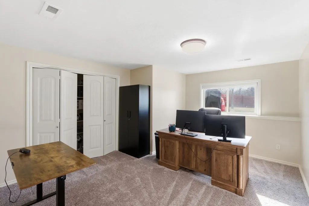 1233 E Bearhill Circle Park City KS 67147