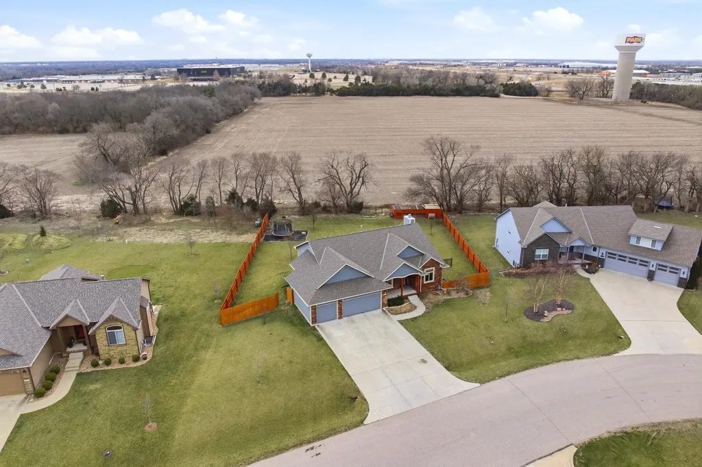 1233 E Bearhill Circle Park City KS 67147