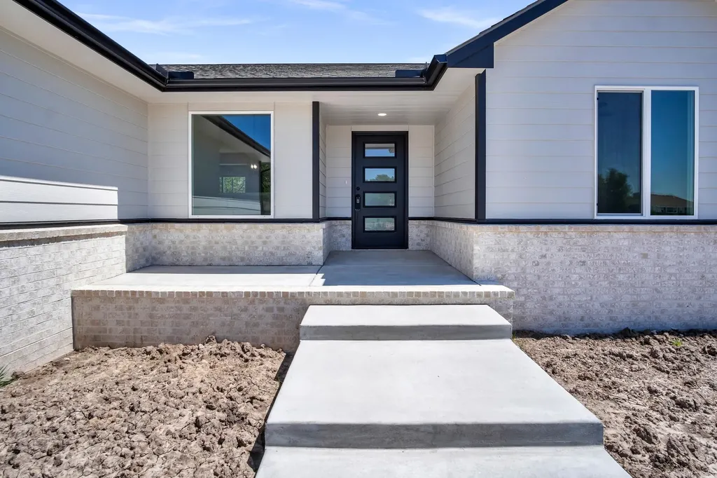 1204 Main Halstead KS 67056