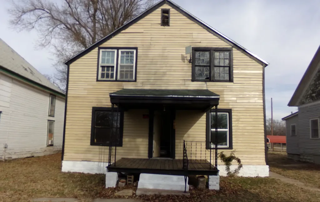 318 E 7th Avenue Winfield KS 67156