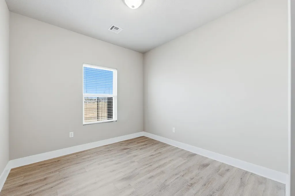 498 E Harper Street Valley Center KS 67147-8948