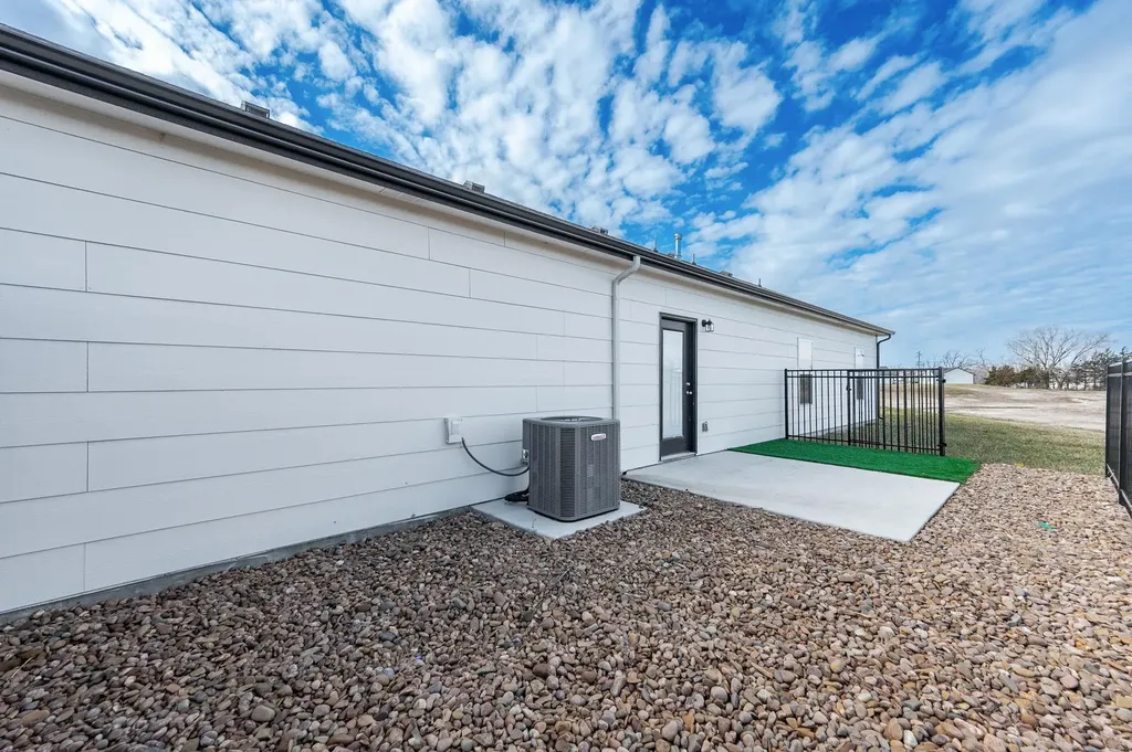 490 E Harper Street Valley Center KS 67147-8948