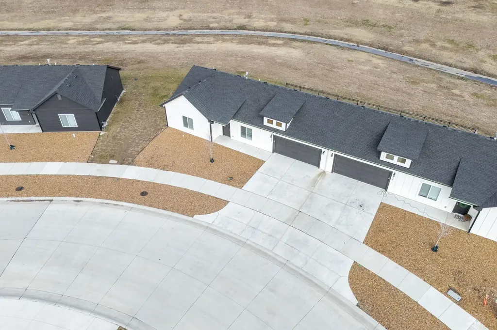 490 E Harper Street Valley Center KS 67147-8948