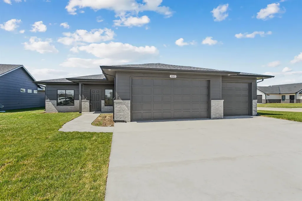 9002 E Forbes Circle Bel Aire KS 67226