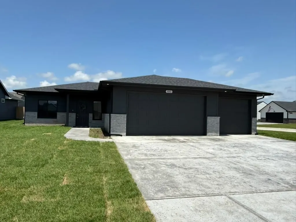 9002 E Forbes Circle Bel Aire KS 67226