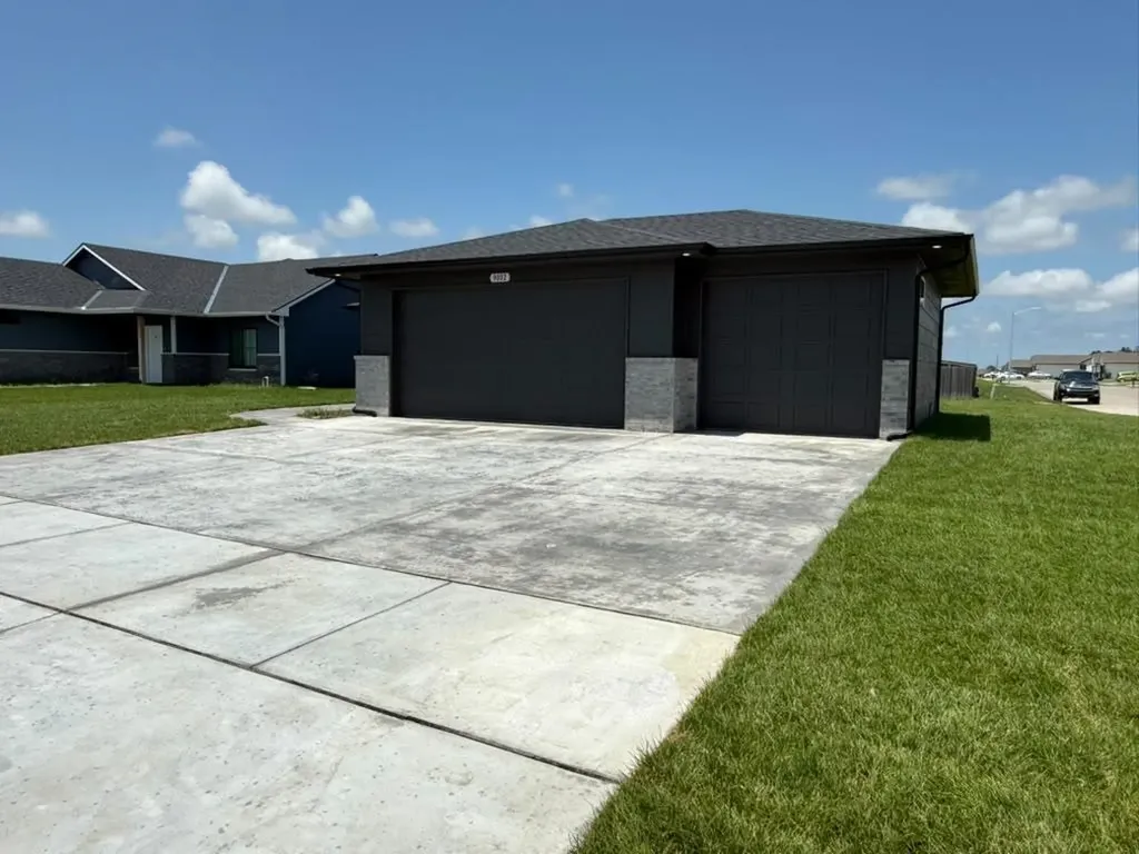 9002 E Forbes Circle Bel Aire KS 67226