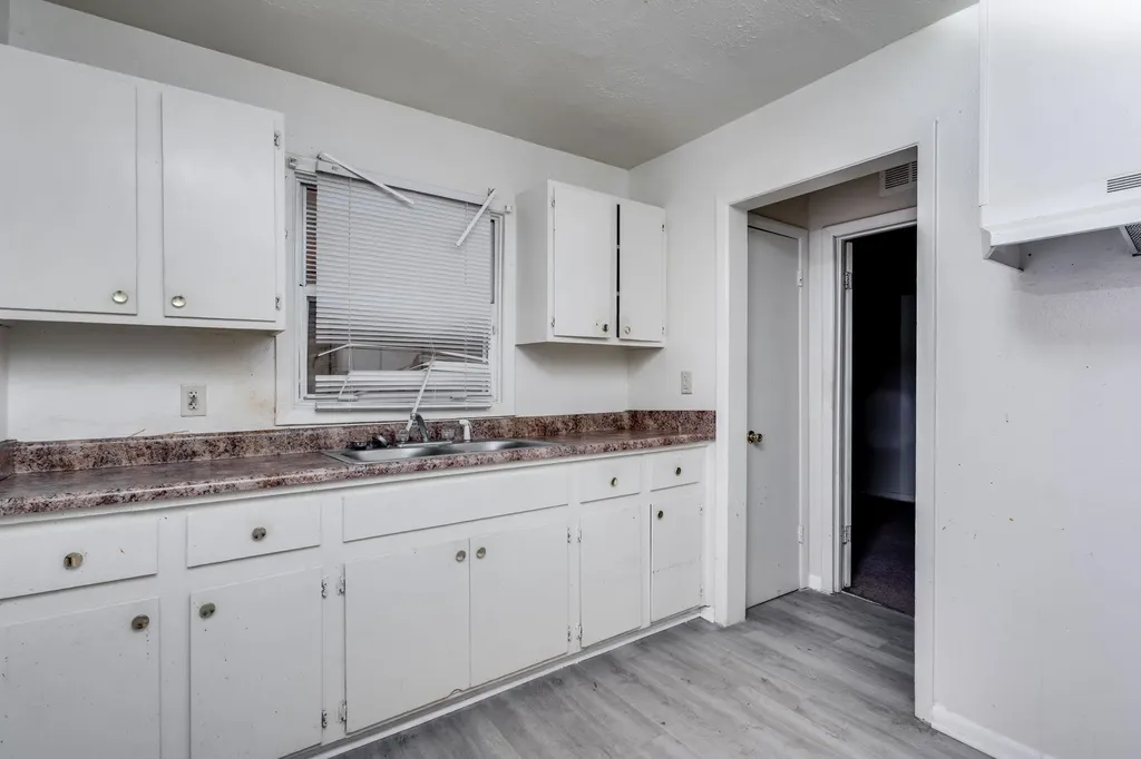 827 N Poplar Street Wichita KS 67214