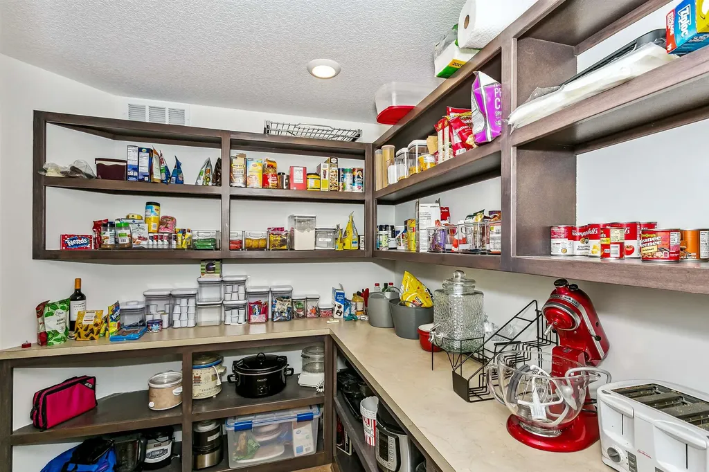3854 N Red Fox Circle Maize KS 67101