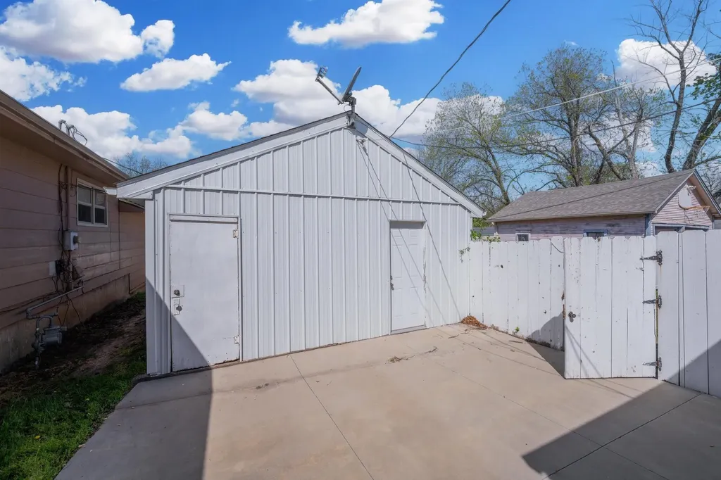 1006 N Washington Avenue Wellington KS 67152