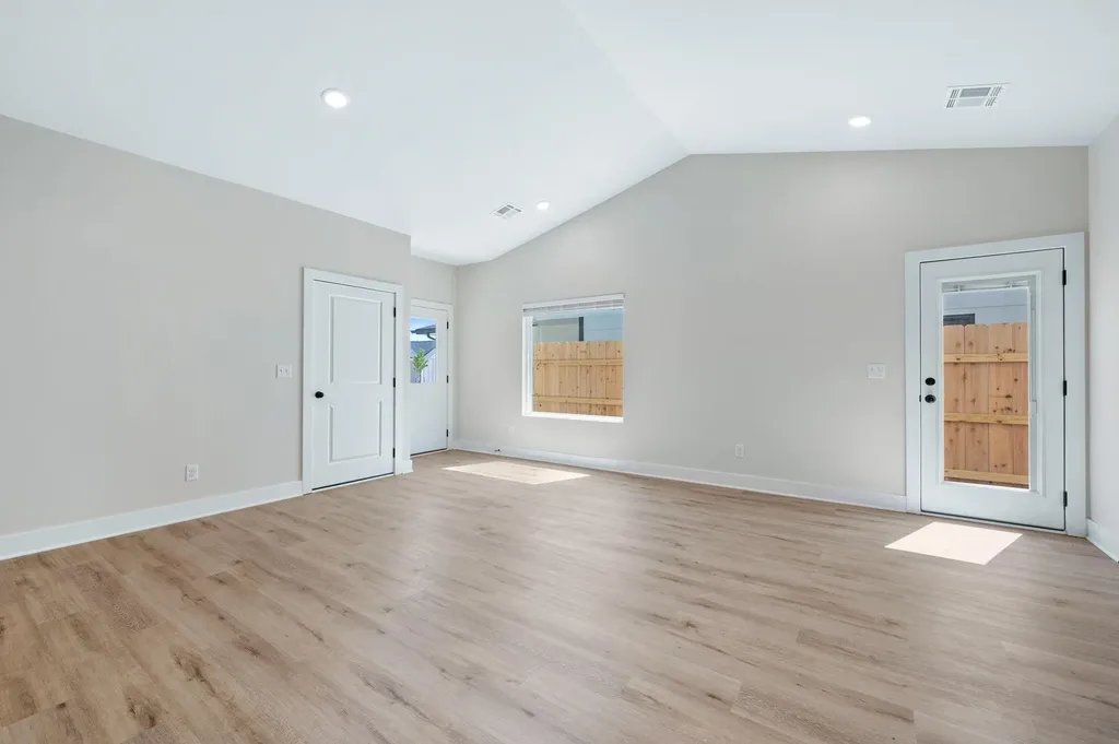 471 E Harper Street Valley Center KS 67147-8948