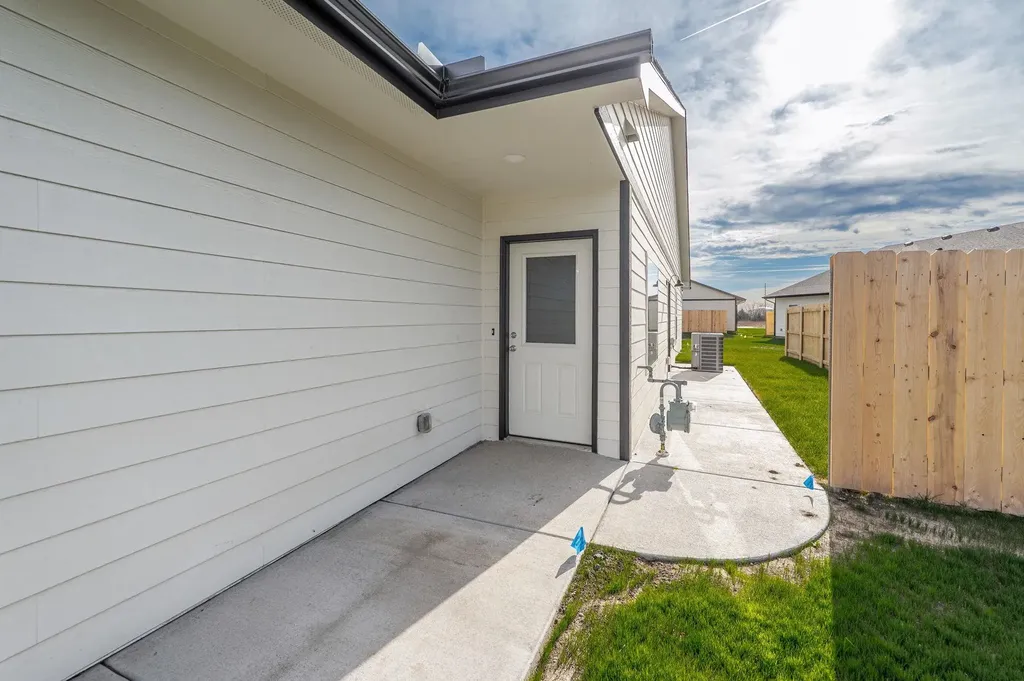 471 E Harper Street Valley Center KS 67147-8948