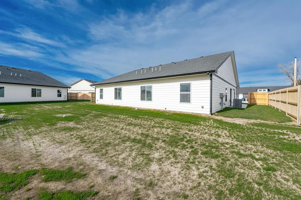 471 E Harper Street Valley Center KS 67147-8948
