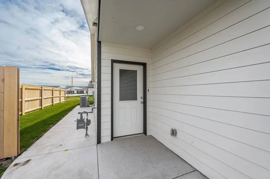 473 E Harper Street Valley Center KS 67147-8948