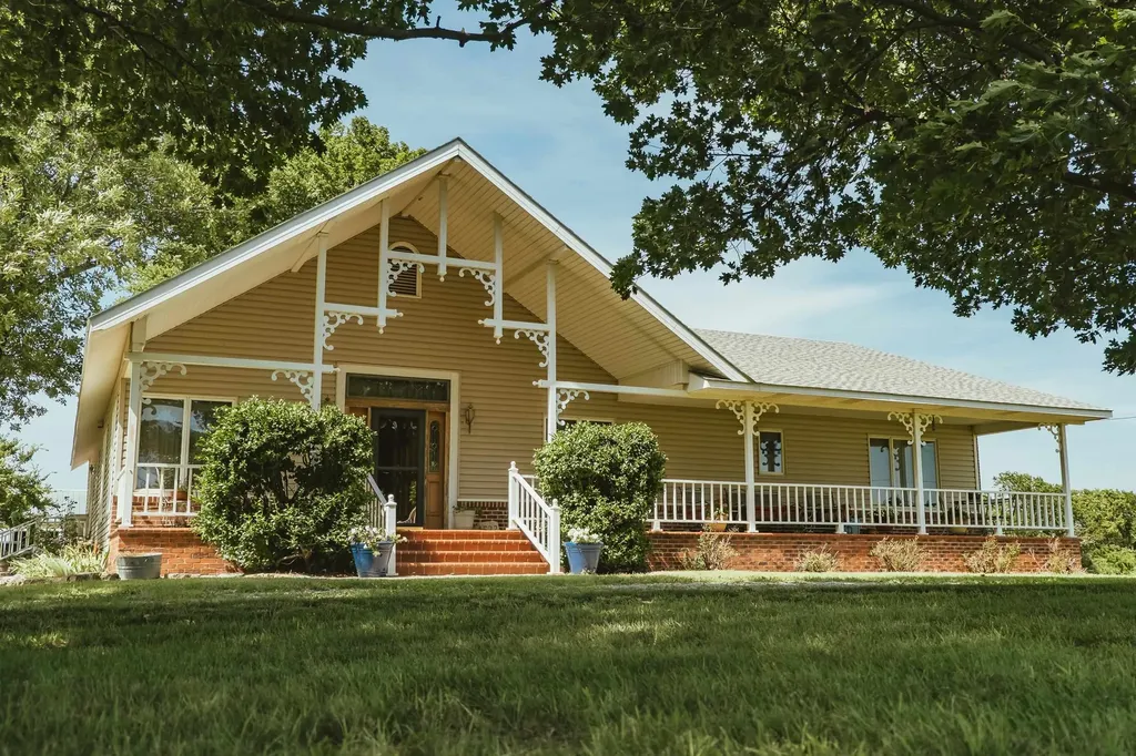 4622 E 9th Avenue Winfield KS 67156