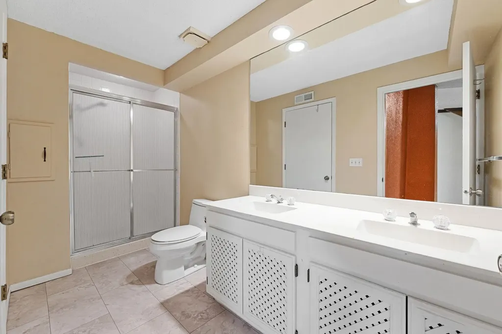 8419 E Harry Wichita KS 67207