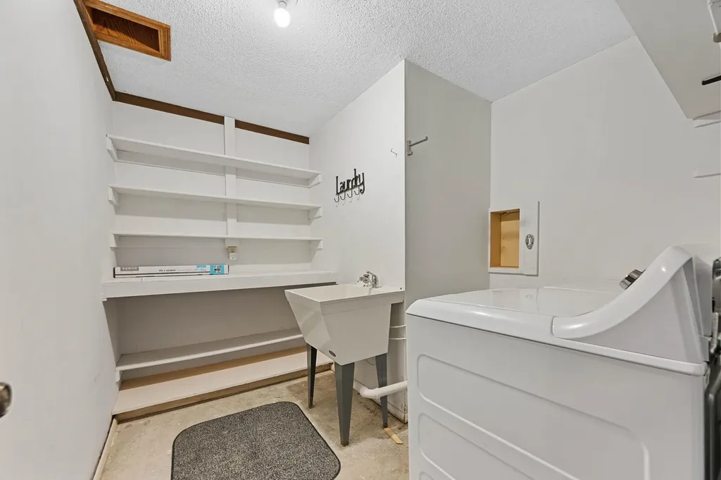 8419 E Harry Wichita KS 67207