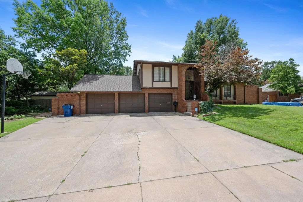 7911 E Donegal Street Wichita KS 67206