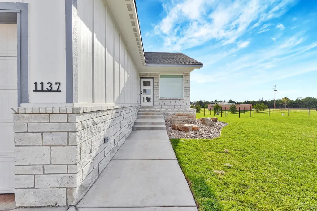 1137 W Trek Circle Goddard KS 67052