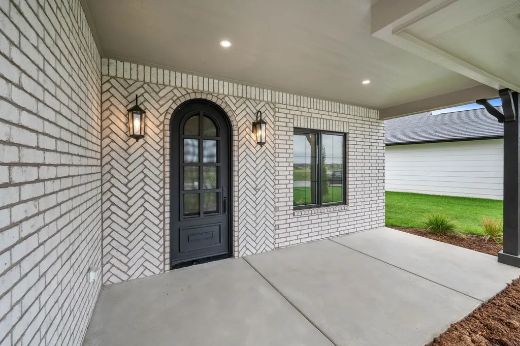 6134 N Hiebert Drive Park City KS 67219