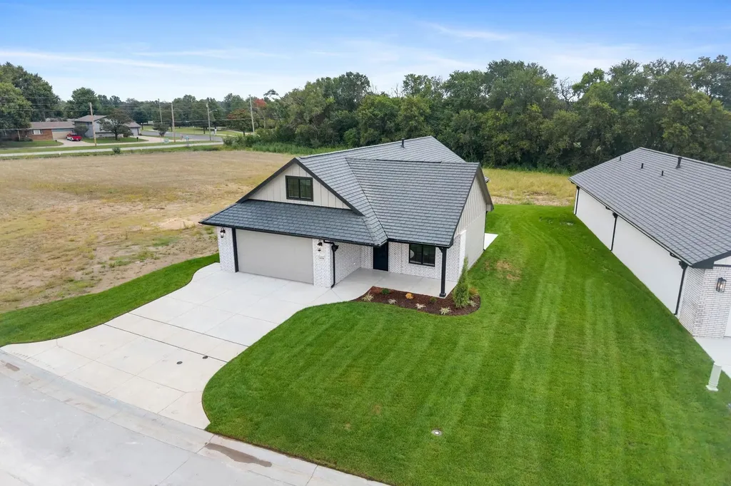 6134 N Hiebert Drive Park City KS 67219