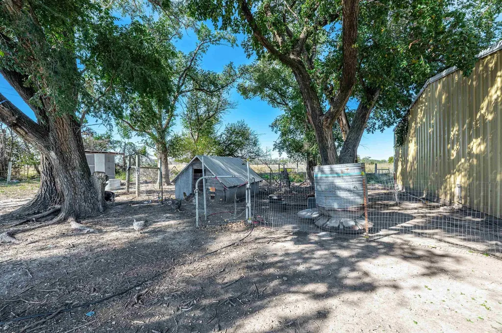 5202 N Willow Lake Burrton KS 67020