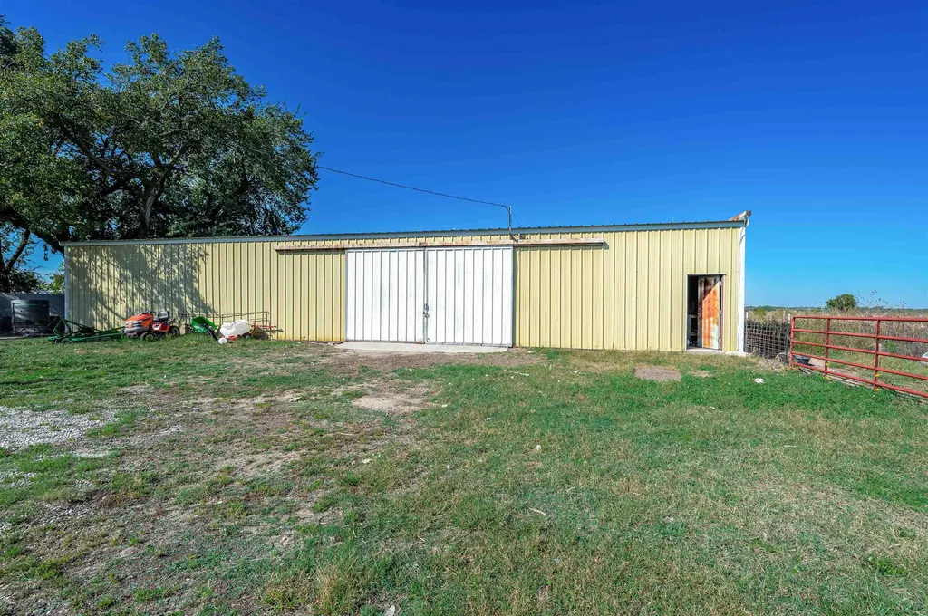 5202 N Willow Lake Burrton KS 67020