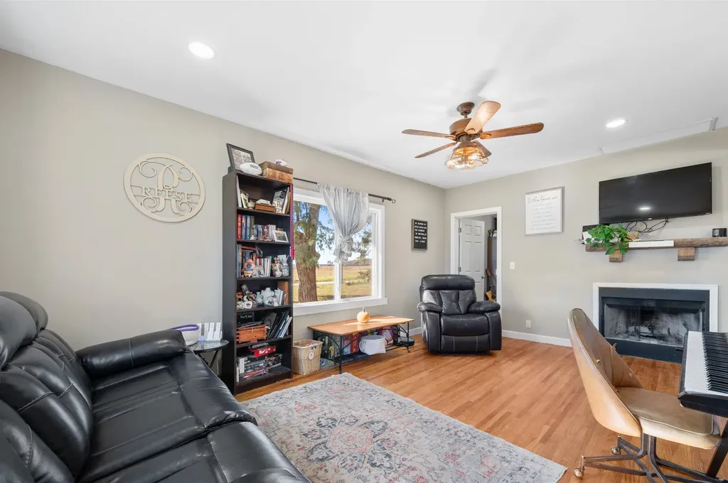 5202 N Willow Lake Burrton KS 67020