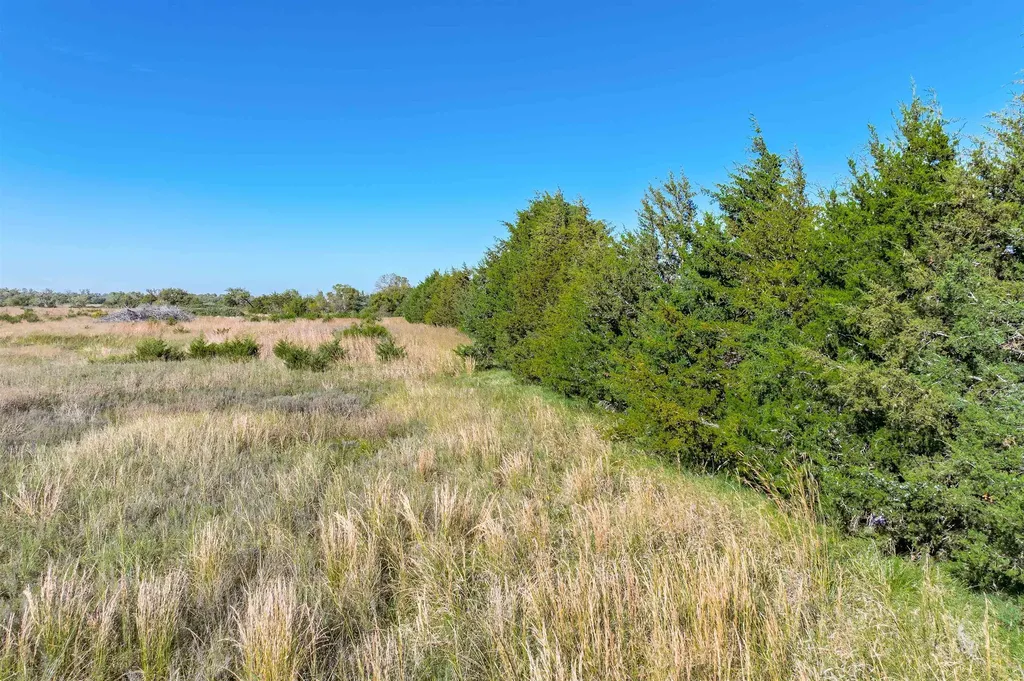 5202 N Willow Lake Burrton KS 67020