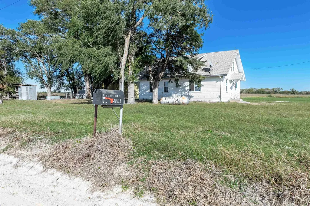 5202 N Willow Lake Burrton KS 67020