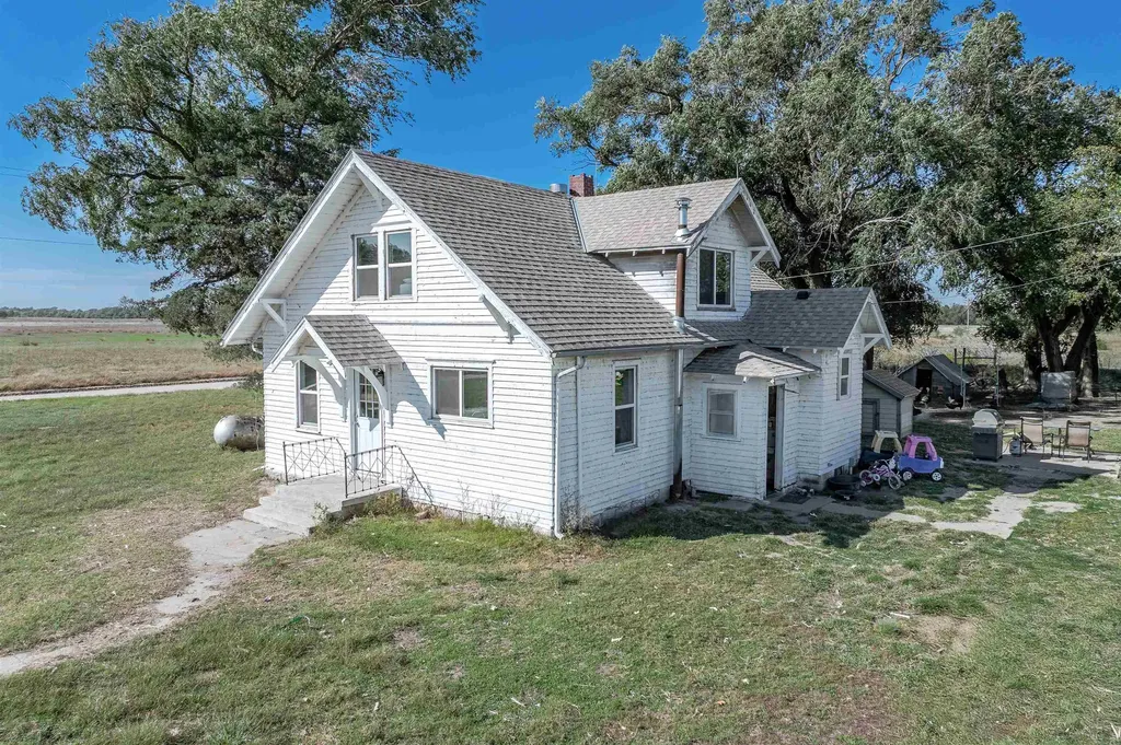 5202 N Willow Lake Burrton KS 67020
