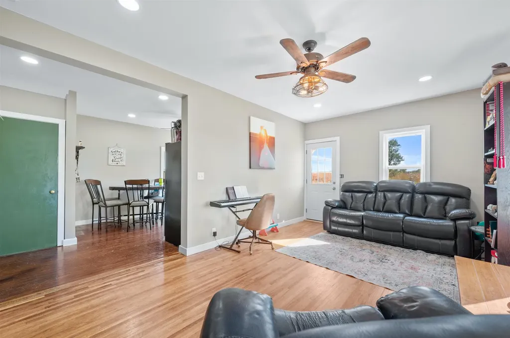 5202 N Willow Lake Burrton KS 67020
