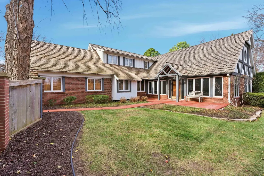 1559 N Woodlawn Wichita KS 67208