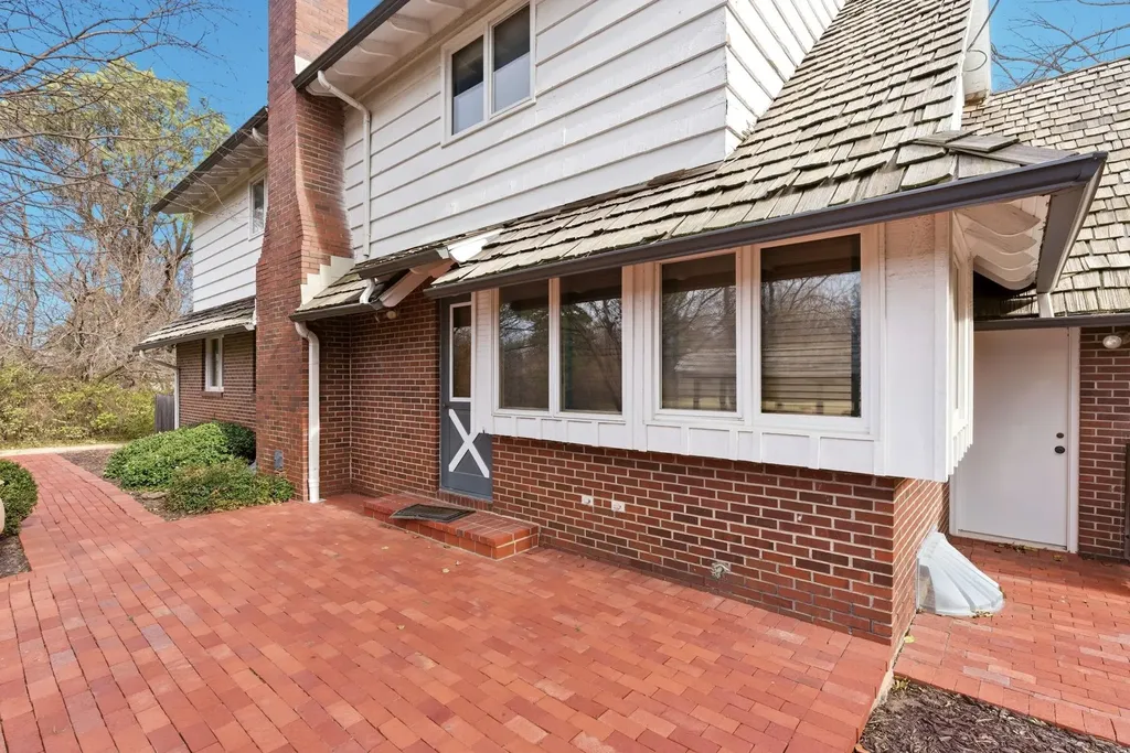 1559 N Woodlawn Wichita KS 67208