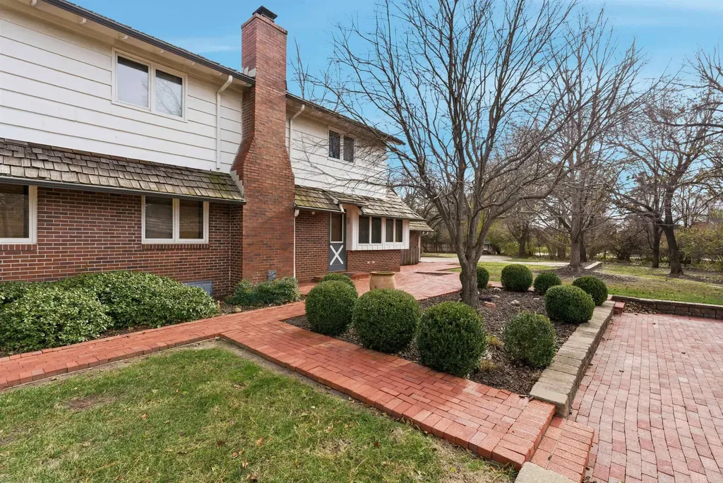 1559 N Woodlawn Wichita KS 67208
