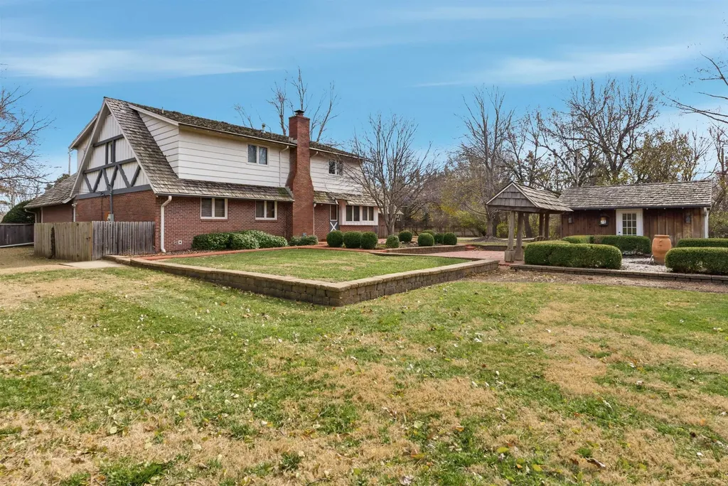 1559 N Woodlawn Wichita KS 67208