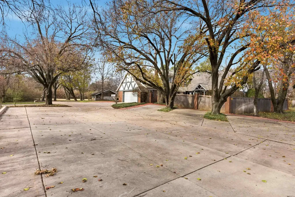 1559 N Woodlawn Wichita KS 67208