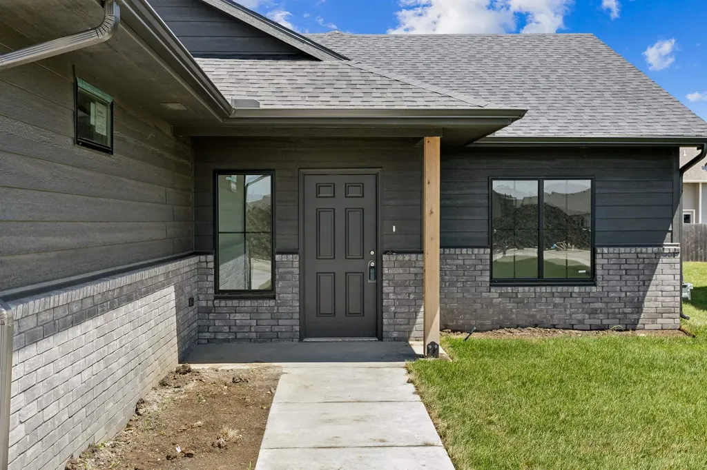 8968 E Forbes Circle Bel Aire KS 67226