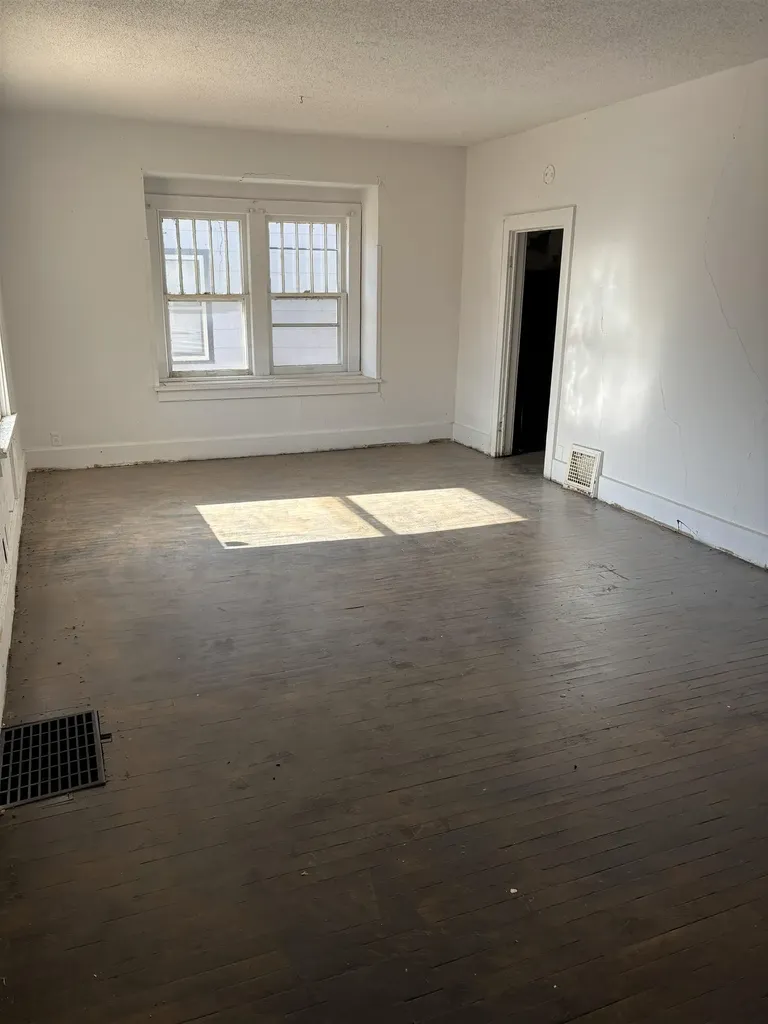 519 E Harvey Avenue Wellington KS 67152