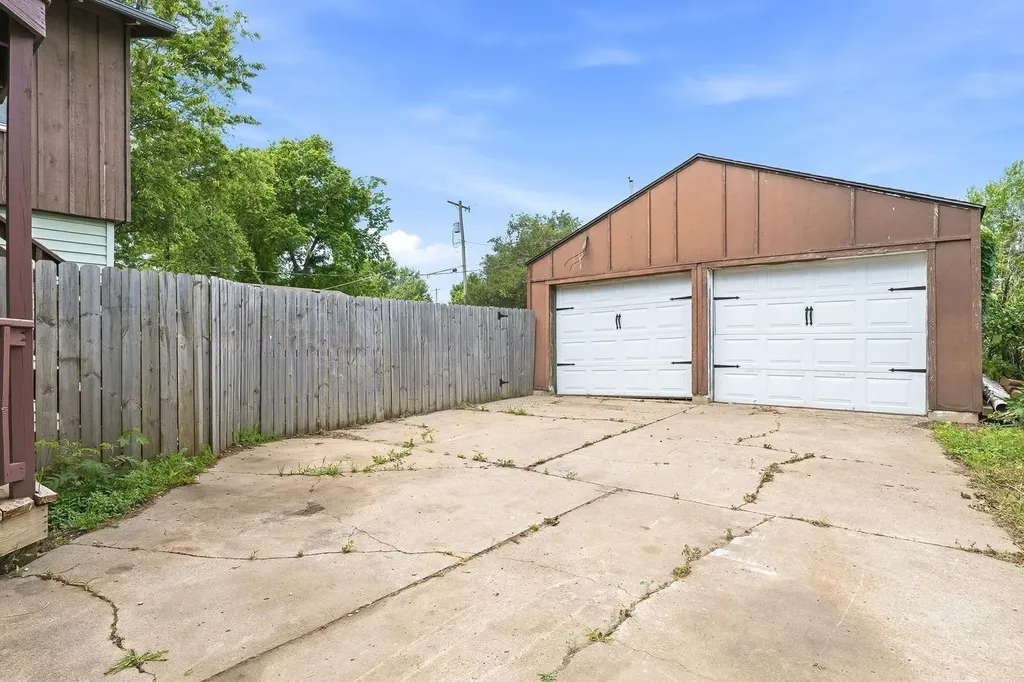 131 S Prospect Avenue Clearwater KS 67026-2601