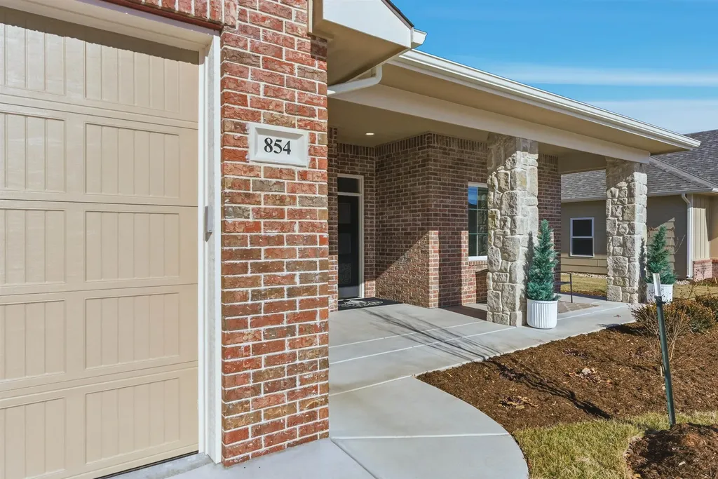 854 N Thornton Street Wichita KS 67235