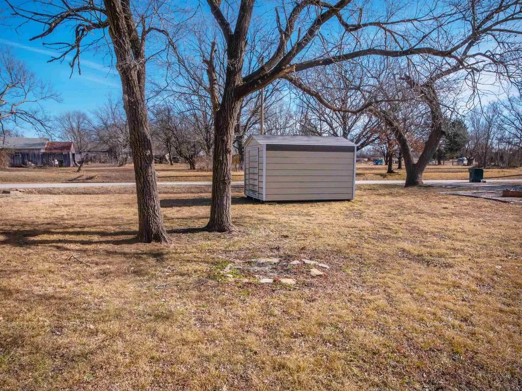 404 S Howard Howard KS 67349
