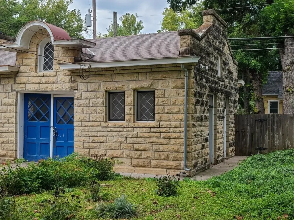 1010 E 9th Avenue Winfield KS 67156