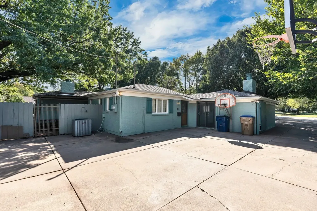42 N Stratford Eastborough KS 67206